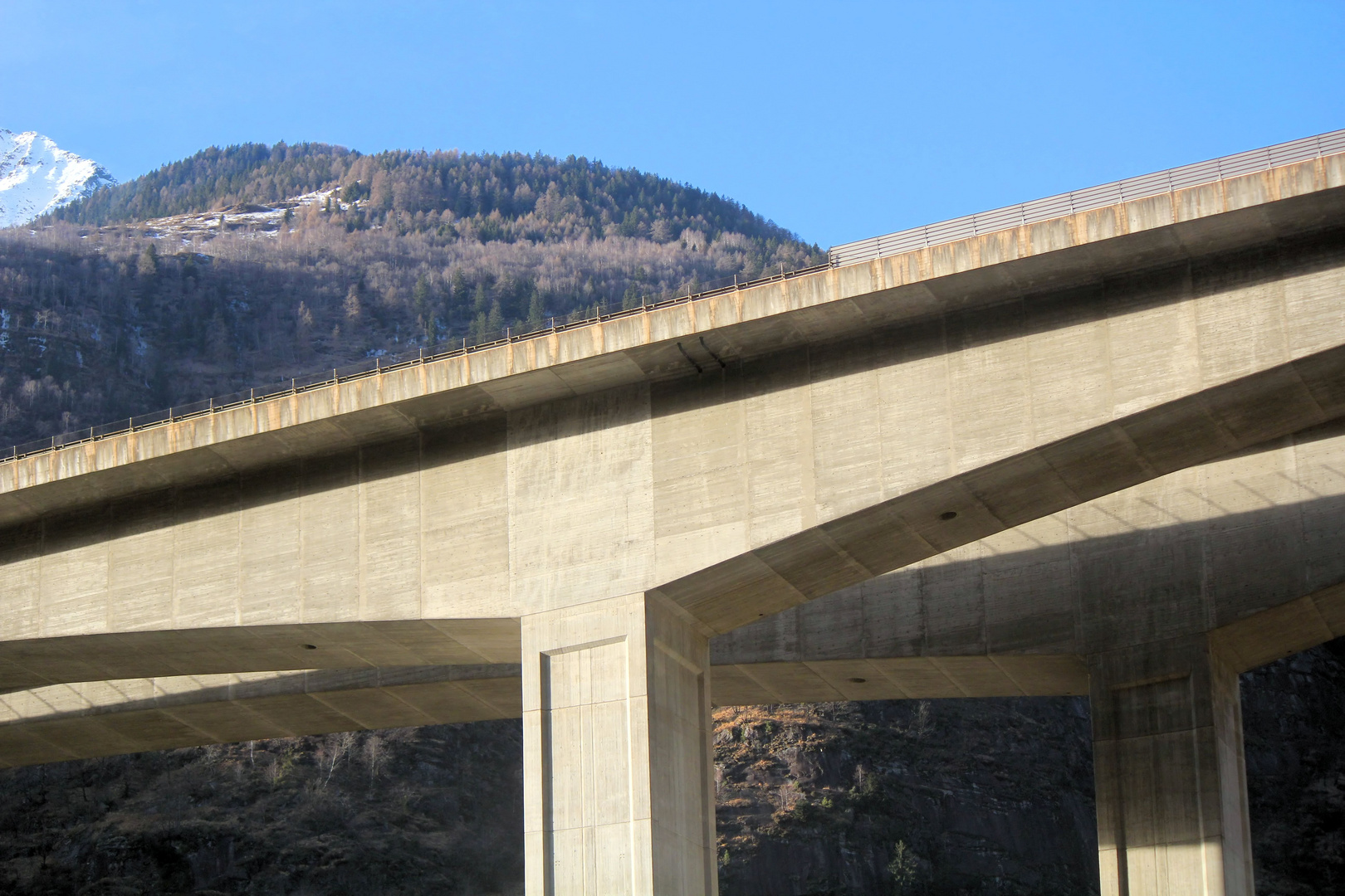 Autobahnbrücke ins Tessin