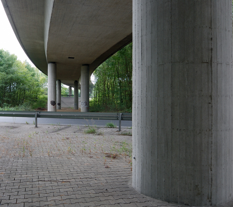 Autobahnbrücke - Landschaft im Kontrast - Bild 3