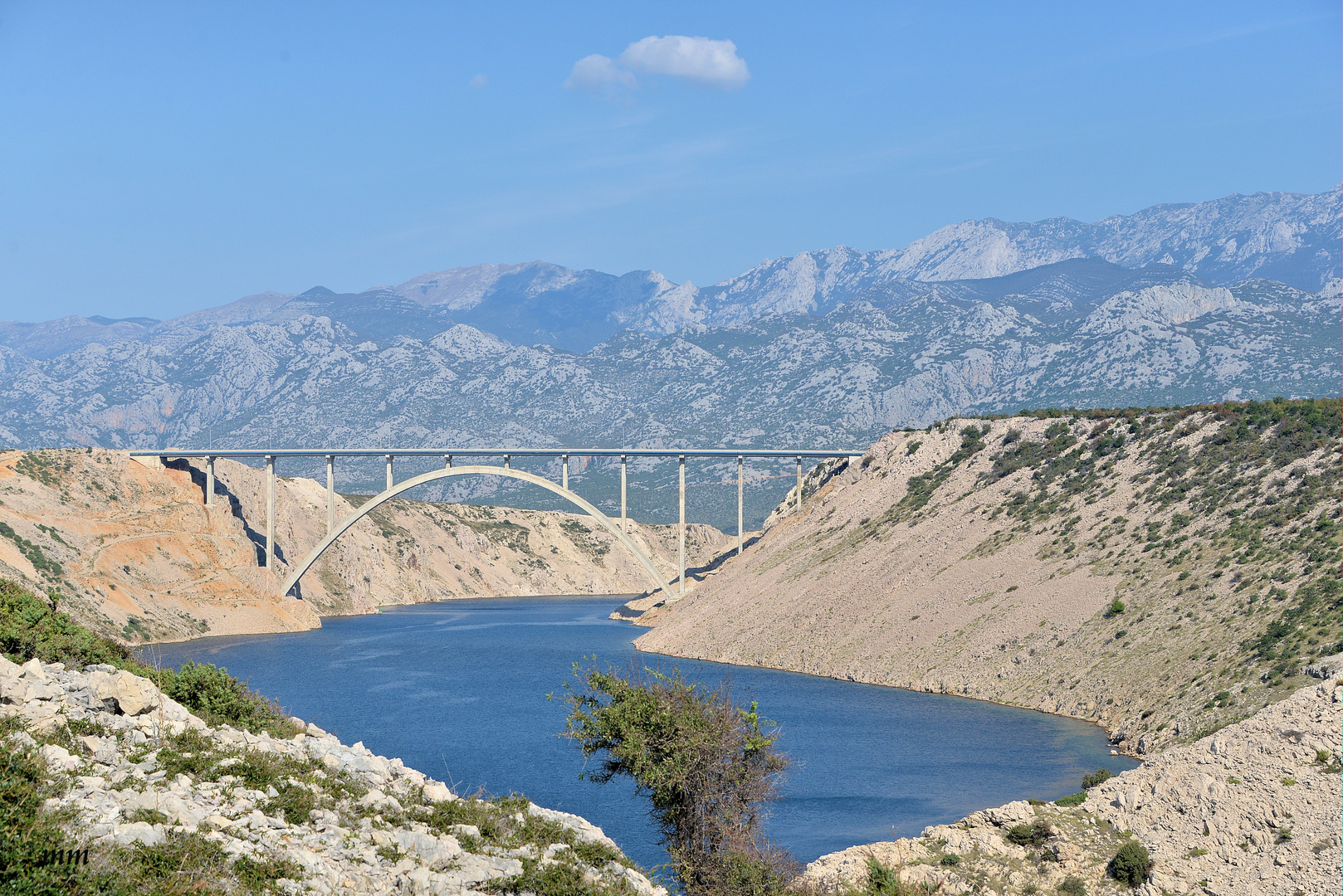 Autobahnbrücke Maslenica vor Velebitgebirge 