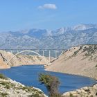 Autobahnbrücke Maslenica vor Velebitgebirge 