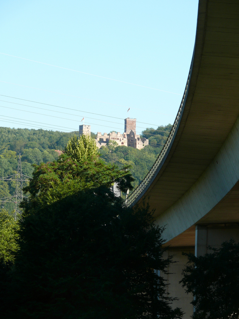 Autobahnbrücke mit Blick zur Burgruine