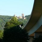 Autobahnbrücke mit Blick zur Burgruine