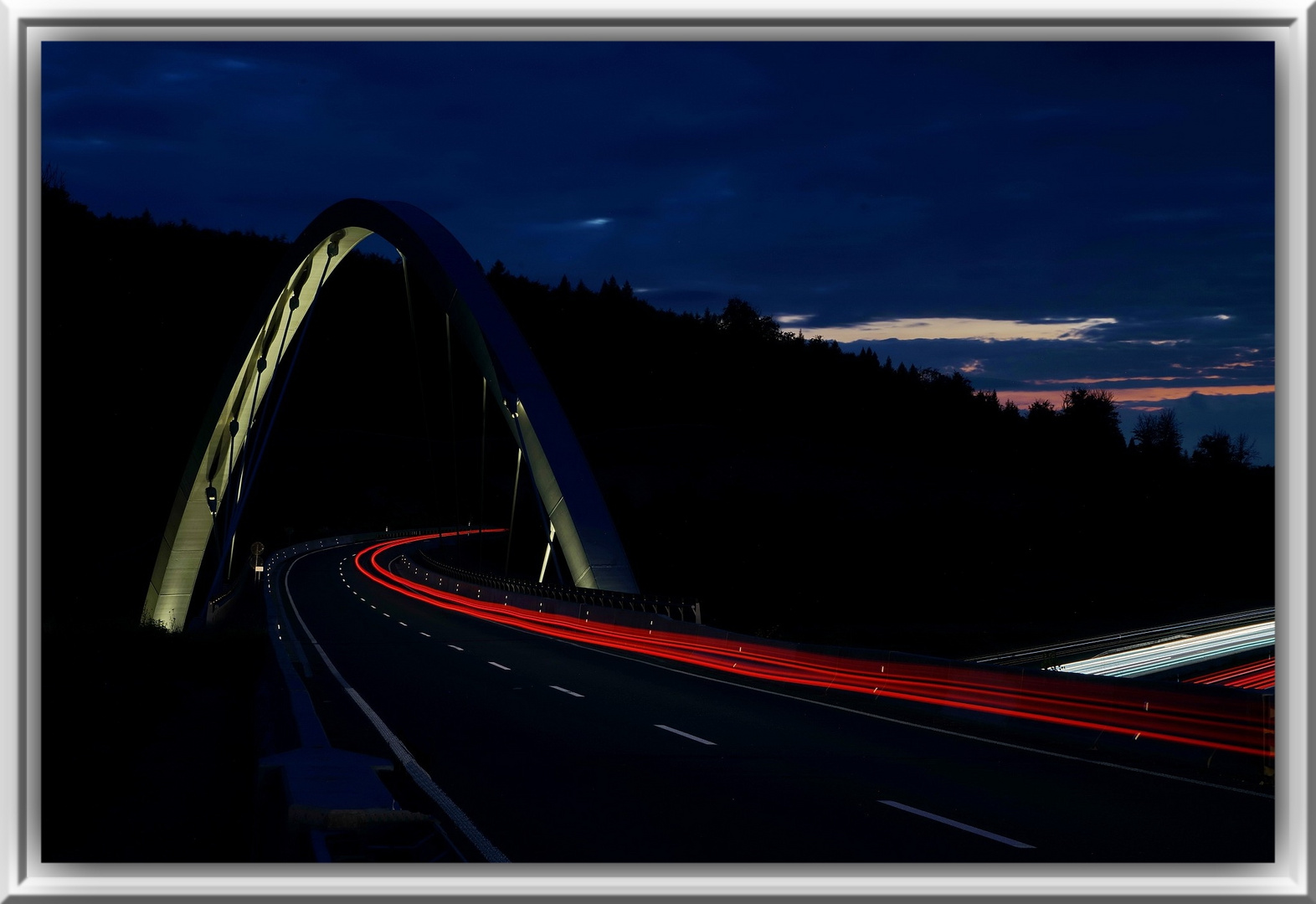 Autobahnbrücke mit Lichtspuren