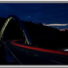 Autobahnbrücke mit Lichtspuren