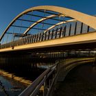 AUTOBAHNBRÜCKE ÜBER BRITZER ZWEIGKANAL IM LICHT DER UNTERGEHENDEN SONNE