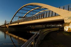 AUTOBAHNBRÜCKE ÜBER BRITZER ZWEIGKANAL IM LICHT DER UNTERGEHENDEN SONNE