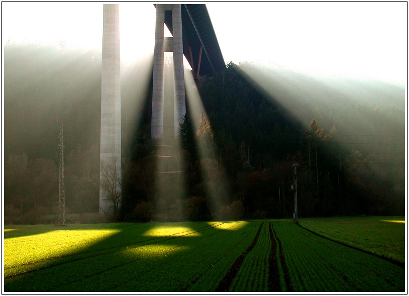 Autobahnbrücke von unten