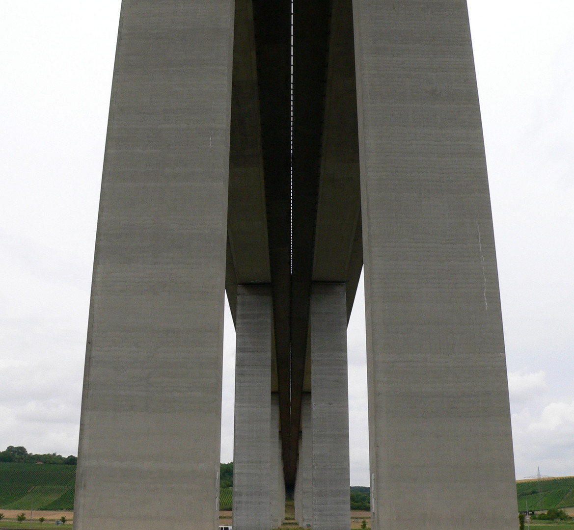 Autobahnbrücke von unten auf dem Radweg