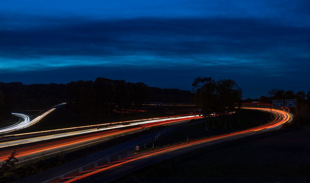 Autobahnkreuz bei Nacht