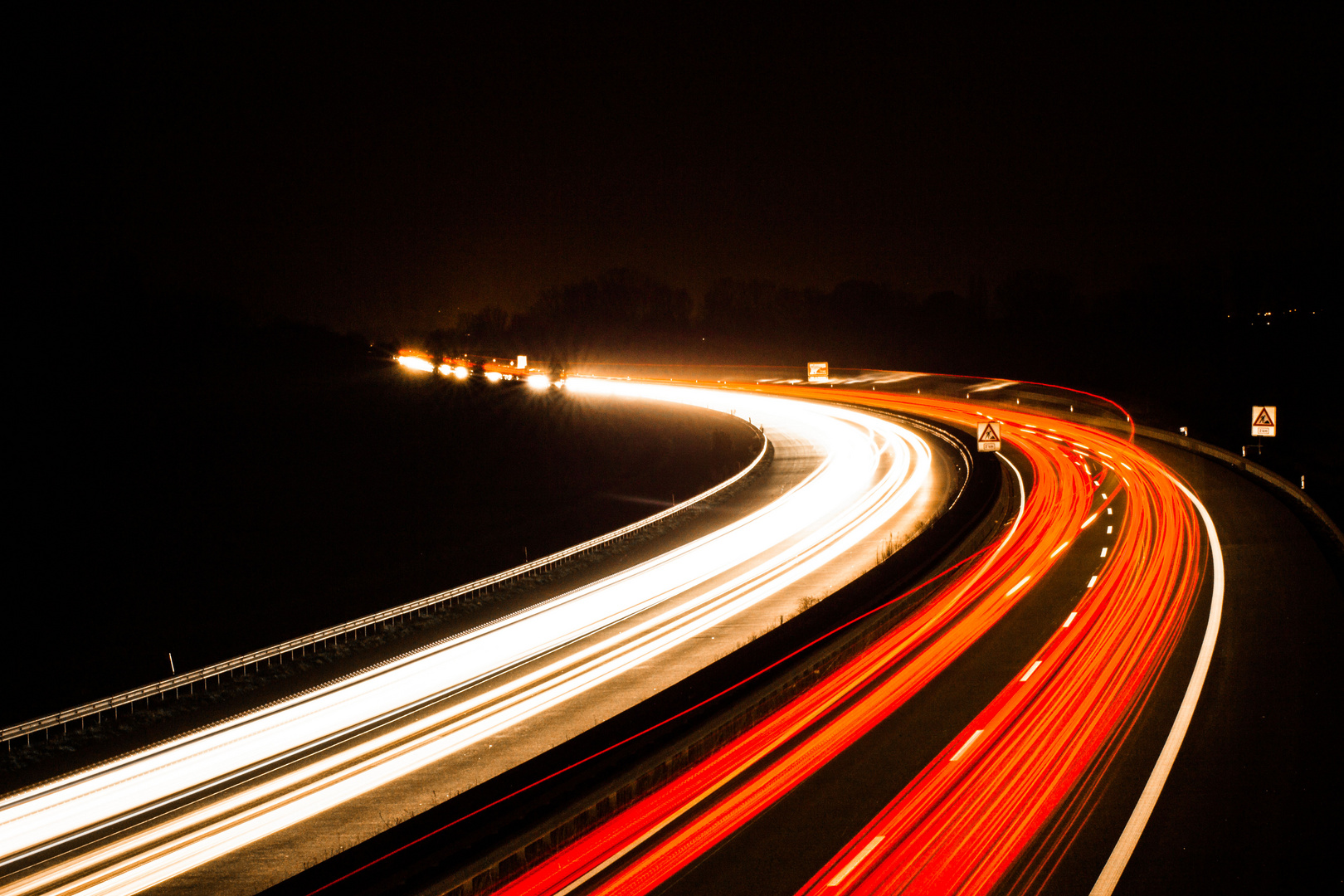 Autobahnlichter bei Nacht