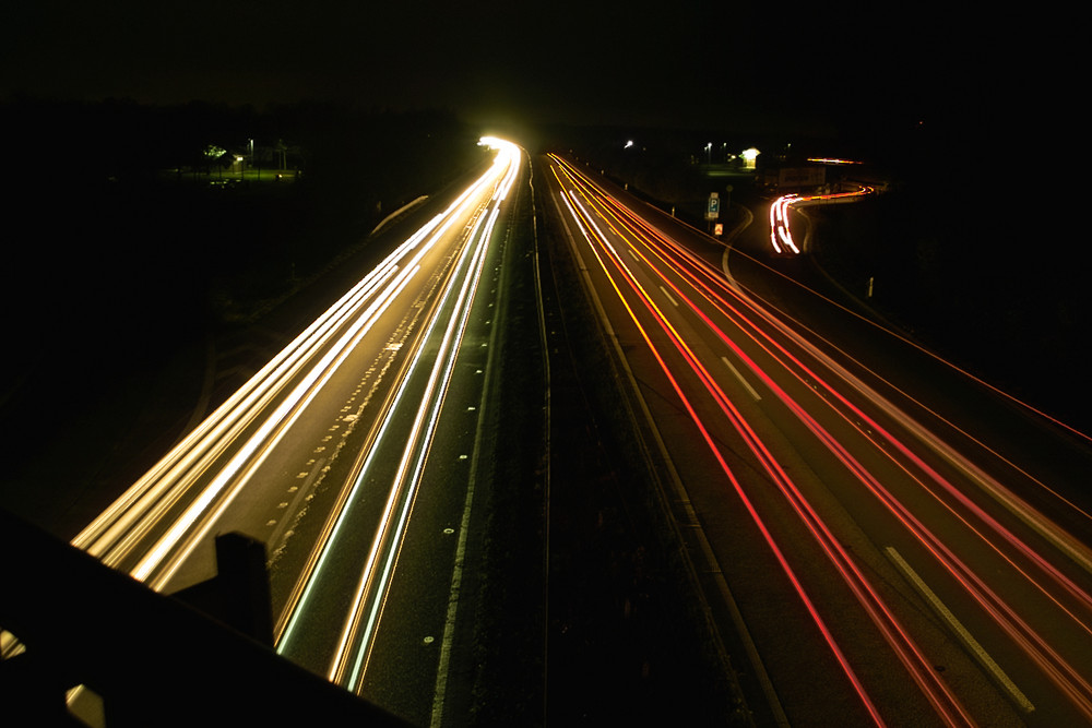 Autobahnverkehr bei Nacht