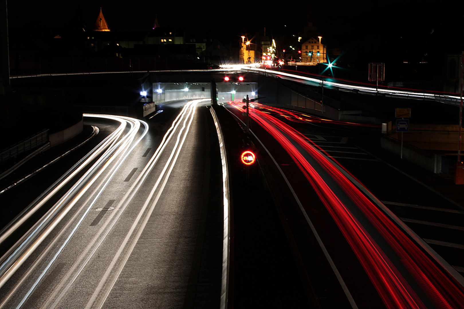 Autobahnverkehr nachts um 20:00 Uhr