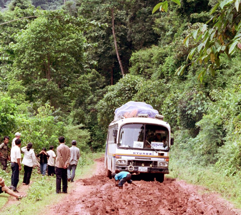 Autobus in Laos vicino al paese di buon tai