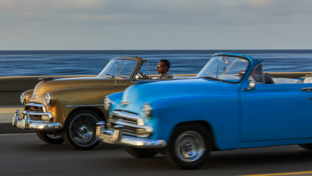 Autocorso am Abend auf dem Malecón in Havanna