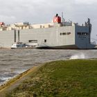 Autofähre im Außenhafen Emden