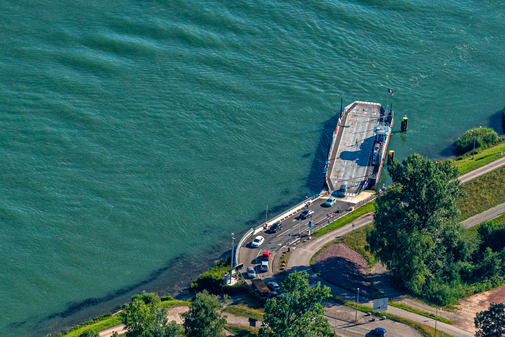 Autofähre nach Frankreich am Rhein 