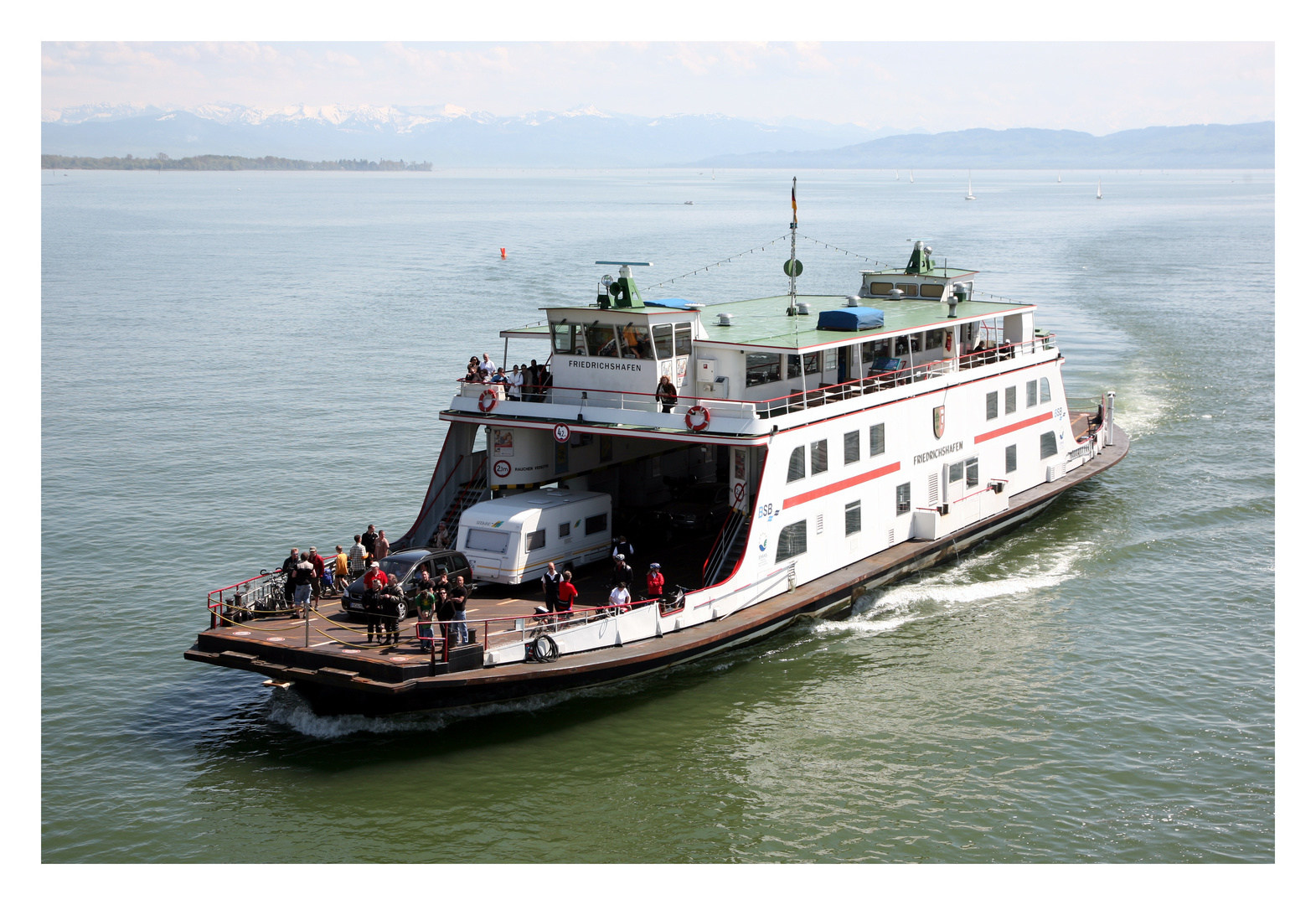 Autofähre vor auf dem Bodensee vor Friedrichshafen