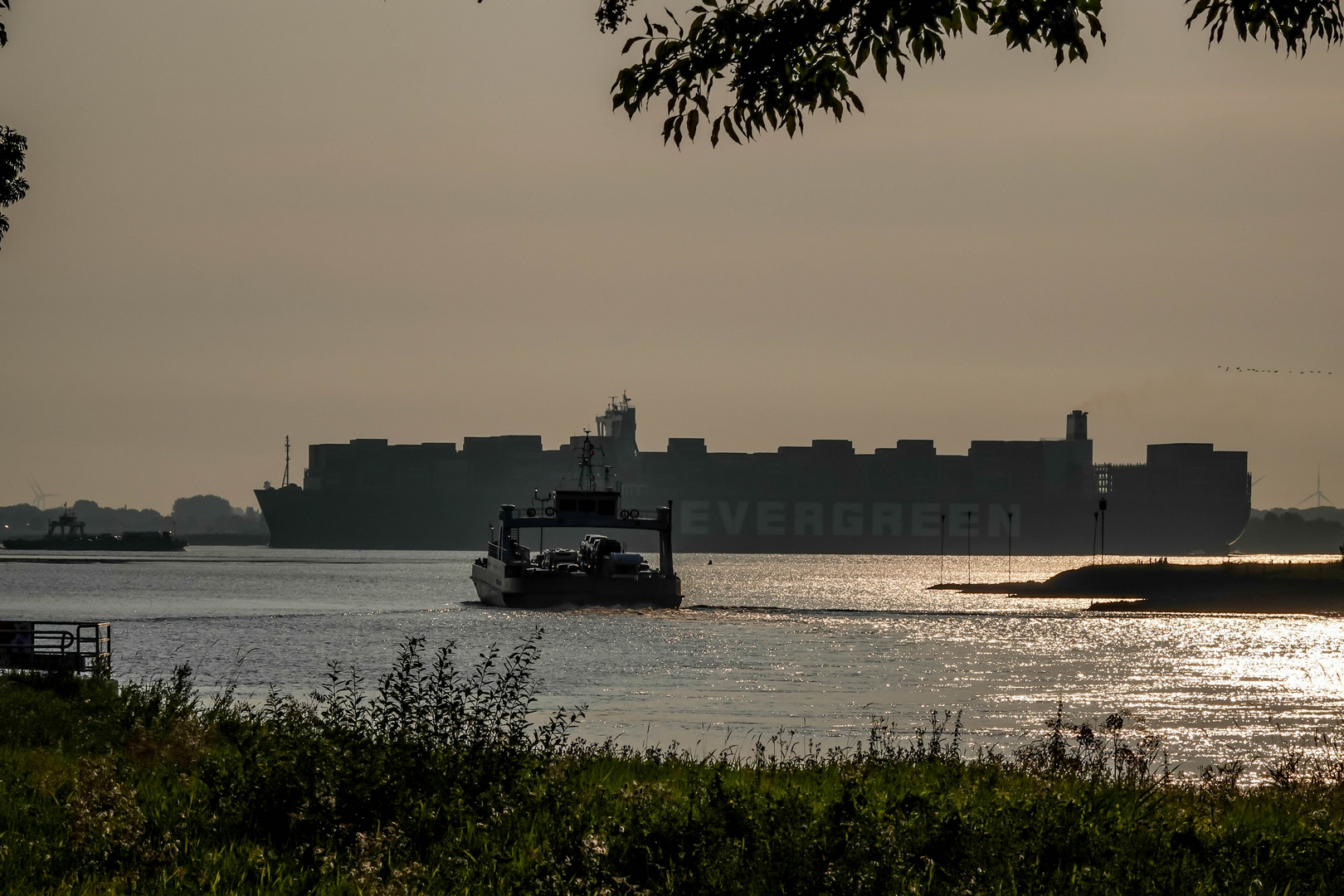 Autofähre vs. Containerschiff