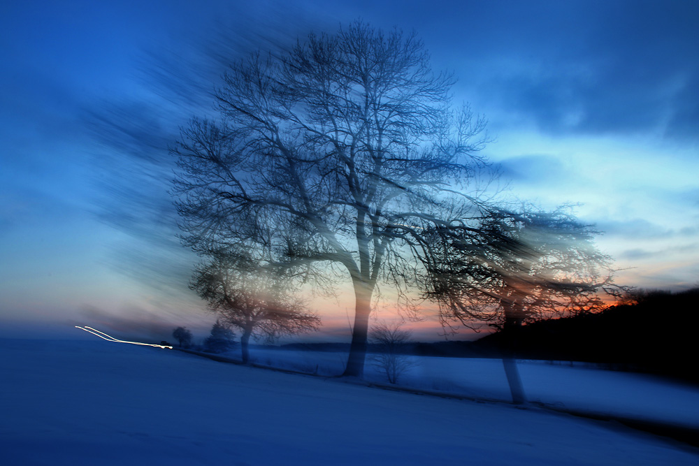 Autofahrt nach Sonnenuntergang