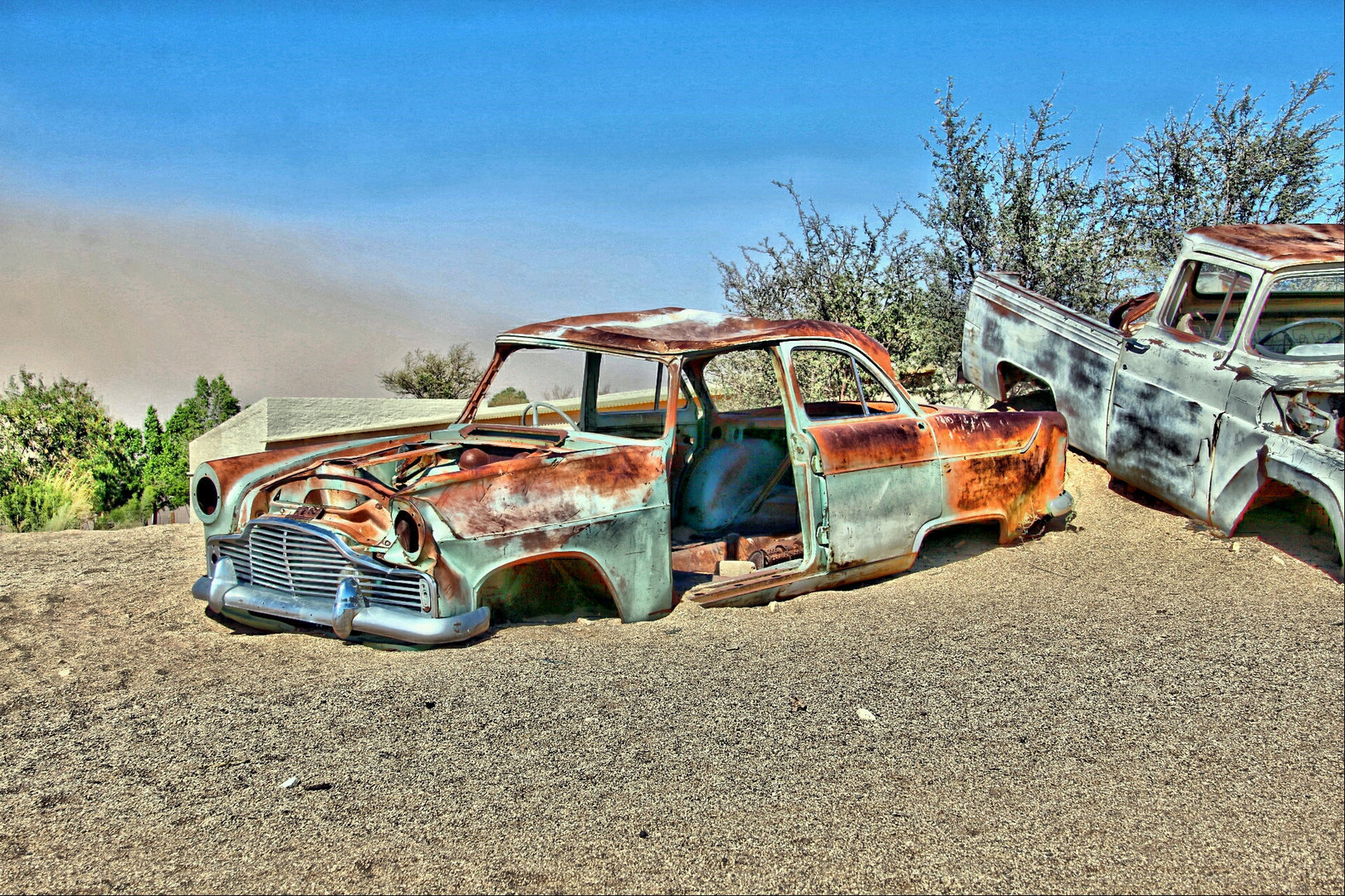 Autofriedhof an einer Tanke in der Namib / Namibia