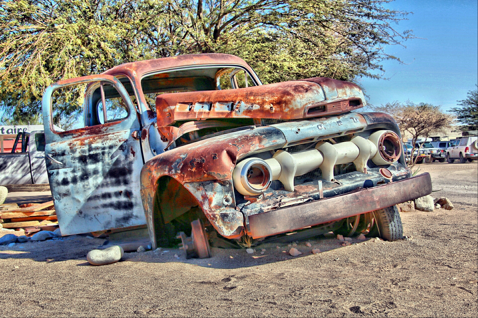 Autofriedhof an einer Tanke in der Namib / Namibia