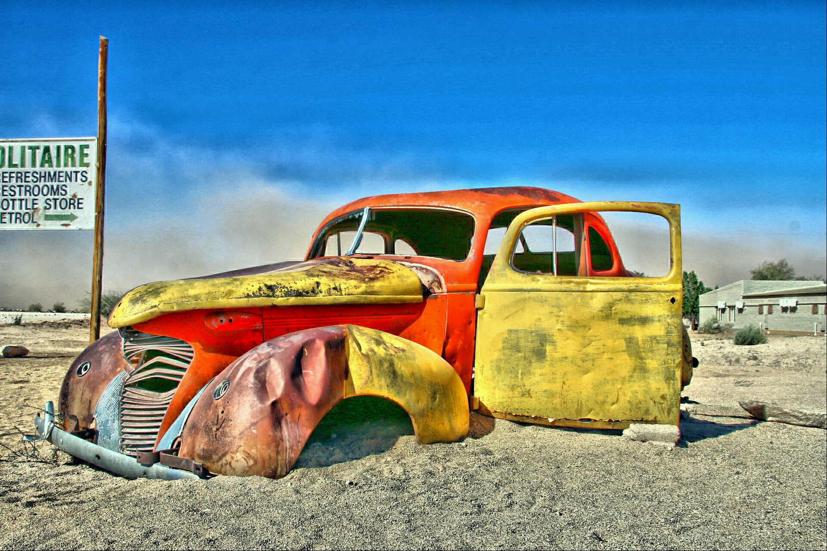 Autofriedhof an einer Tanke in der Namib / Namibia