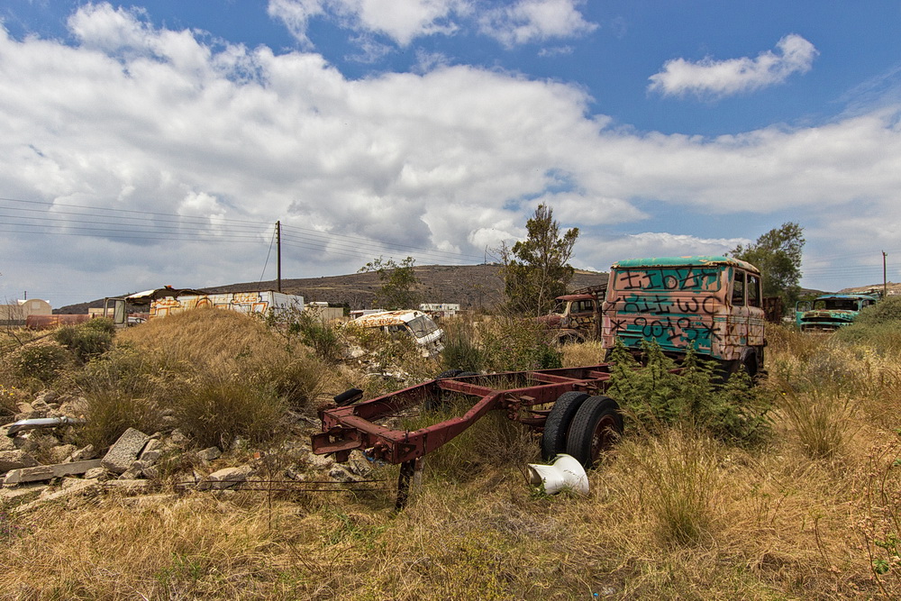 Autofriedhof auf Santorini