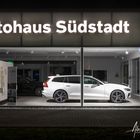 Autohaus bei Nacht