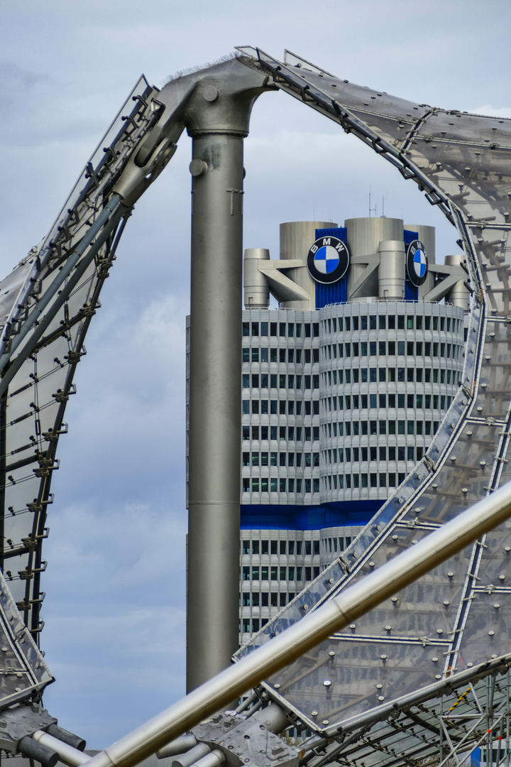 autohaus zwischen pylon und zeltdach