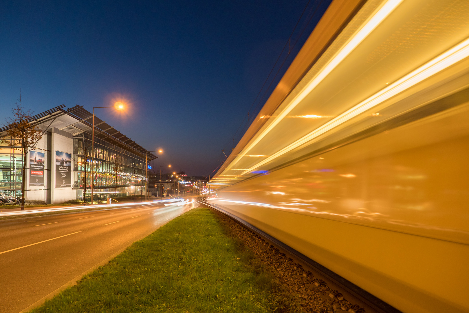 Automeile mit Straßenbahn