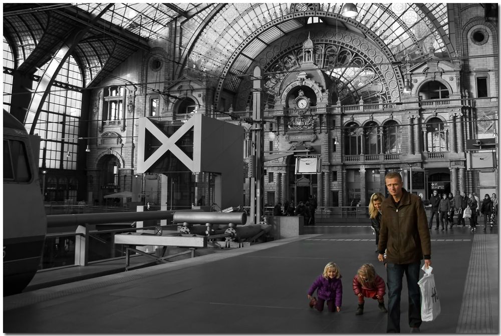 Automne à Anvers VIII Jeune famille dans une gare