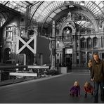 Automne à Anvers VIII Jeune famille dans une gare