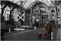 Automne à Anvers VIII Jeune famille dans une gare