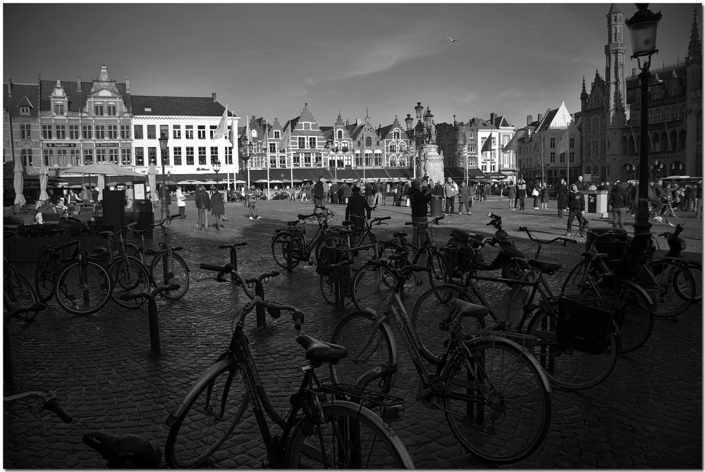 Automne à Bruges XX Bicyclettes à l'ombre