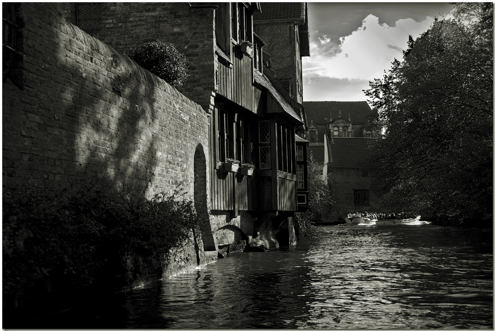 Automne à Bruges XX Le rôle d'un humble mur au soleil