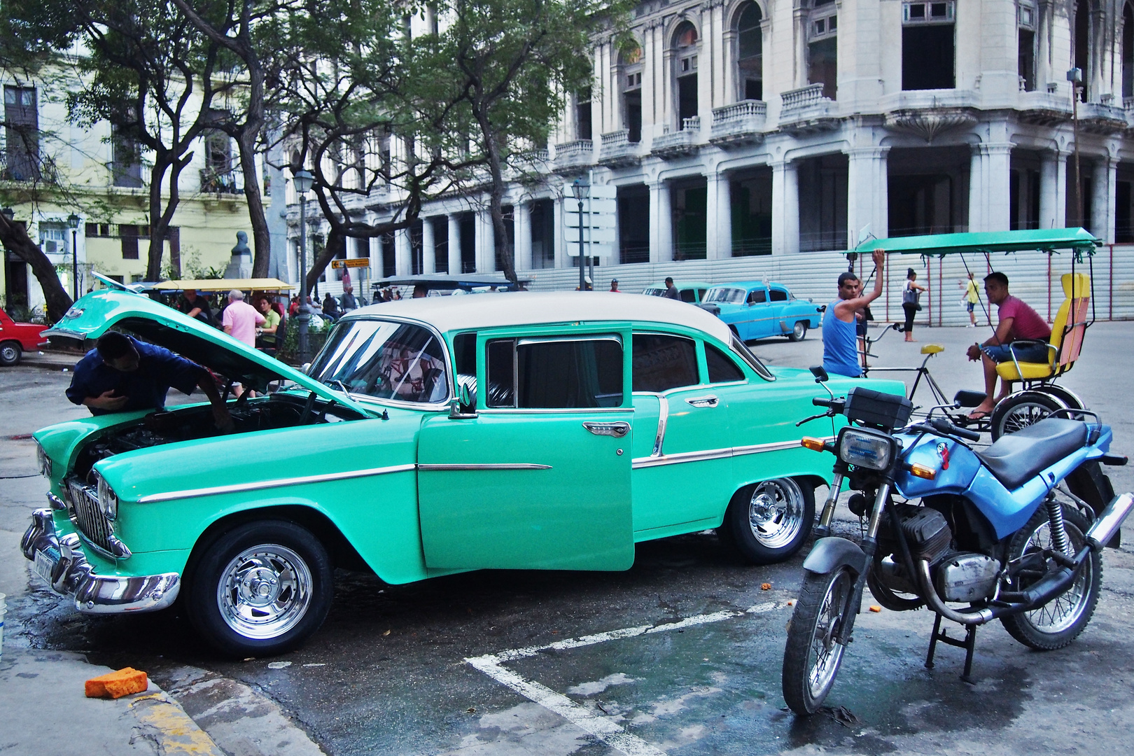 Autopflege mitten in Havanna