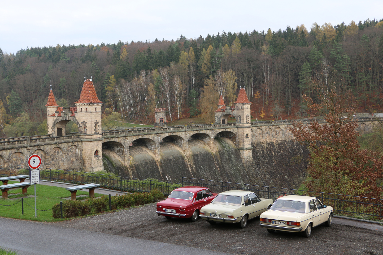 Autos an Talsperre