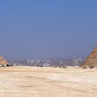 Autos, Busse, Pferde, Kamele,eine Straße, ein paar Pyramiden und Kairo im Dunst