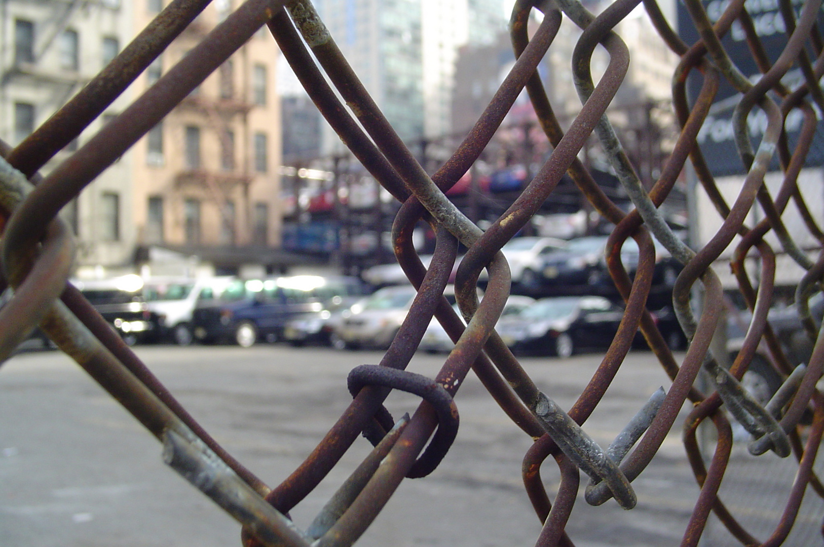 Autos hinter Gittern