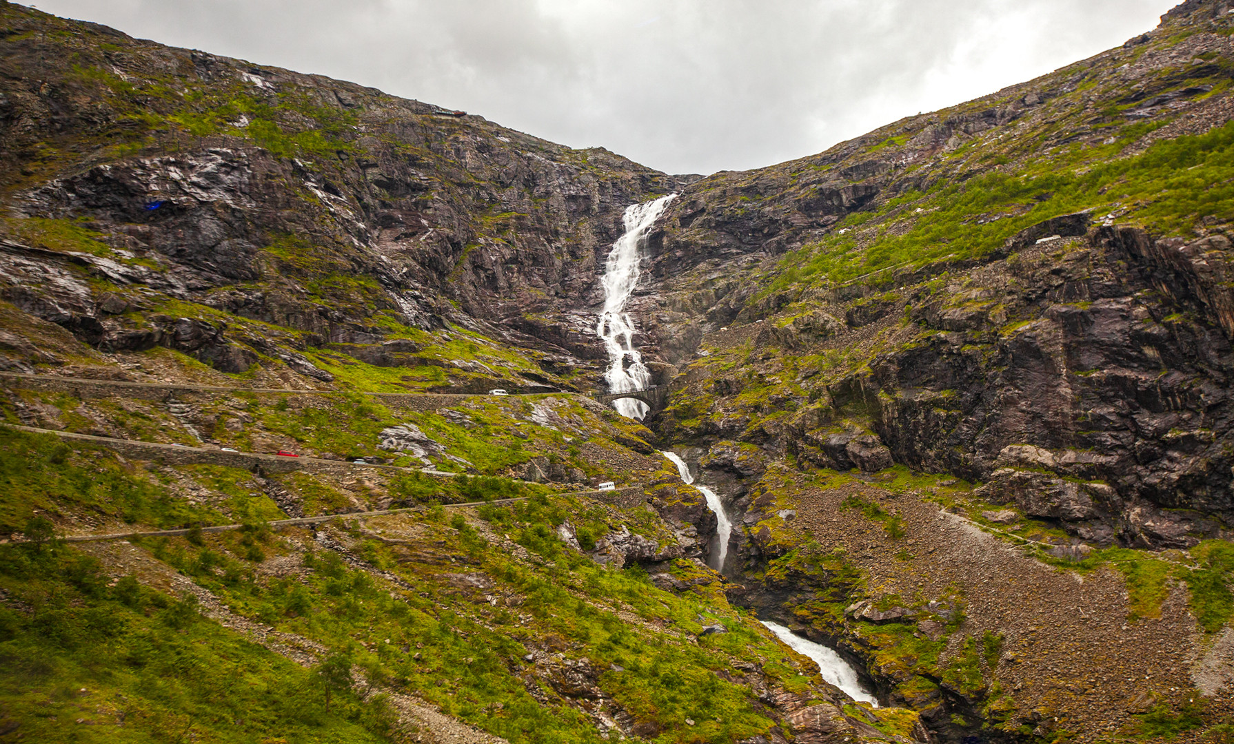 Autos im Trollstigen-Pass