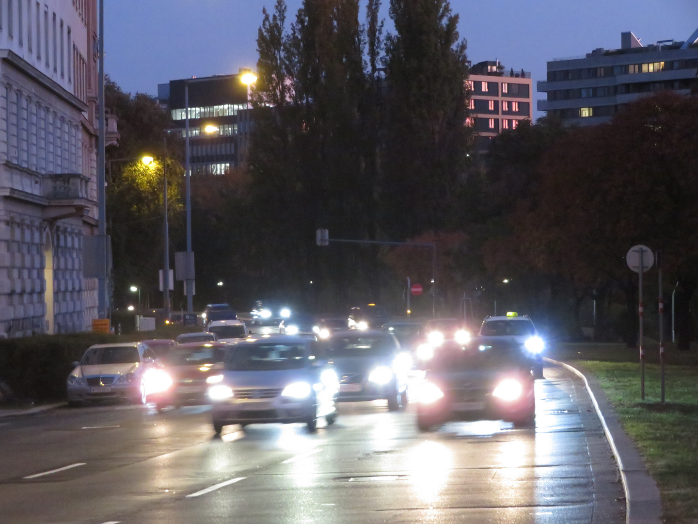 Autos in der Dämmerung