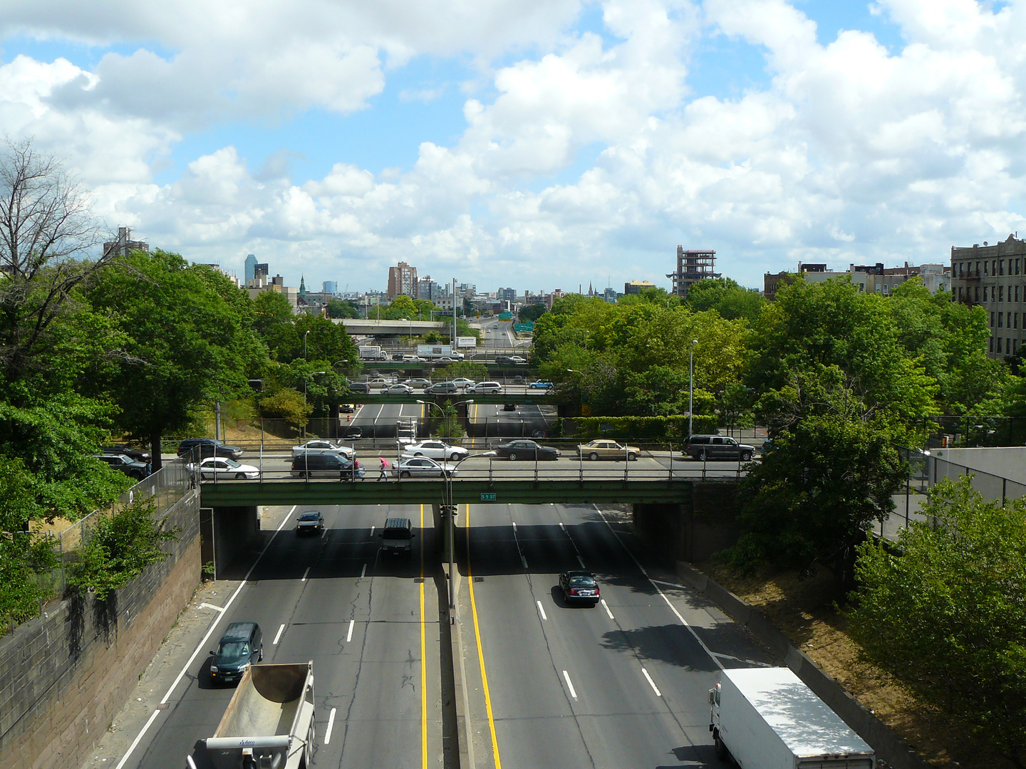 Autos ,Strassen ,Rampen und Brücken in Manhattan