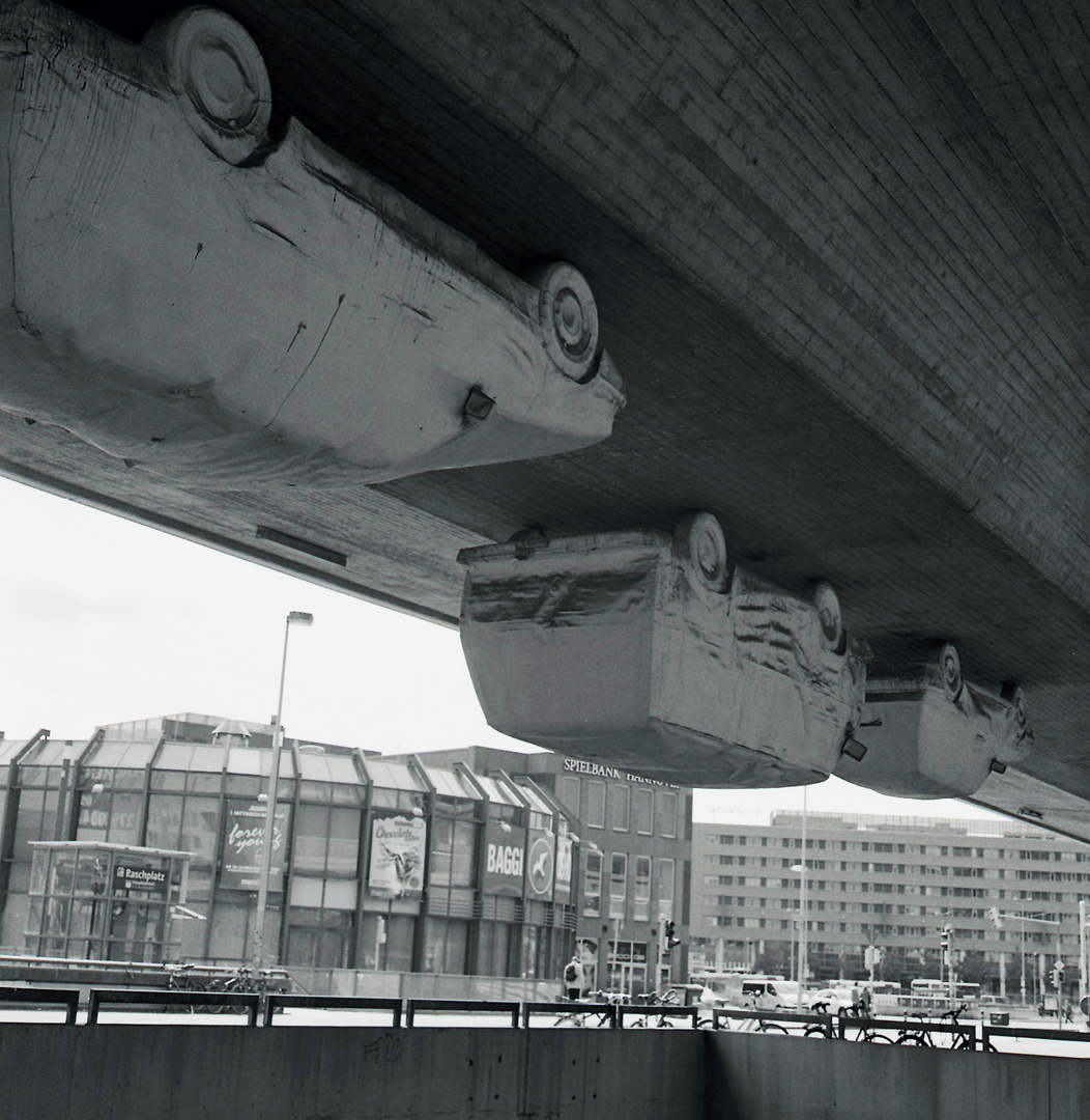 Autos unter Brücke