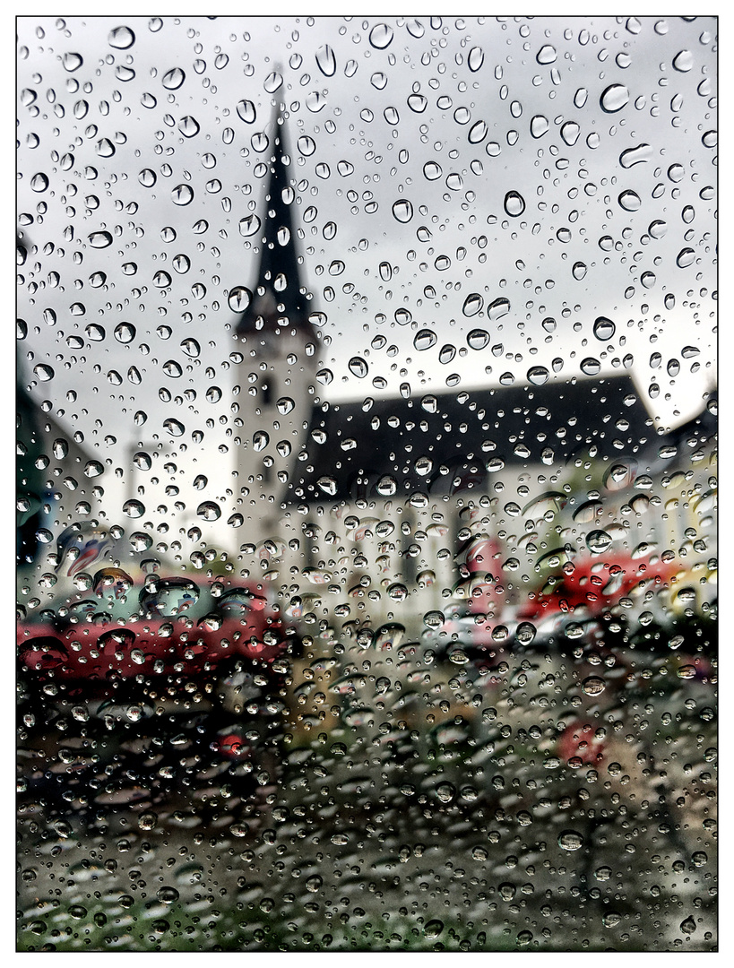 Autoscheibenfensterregenfoto. 