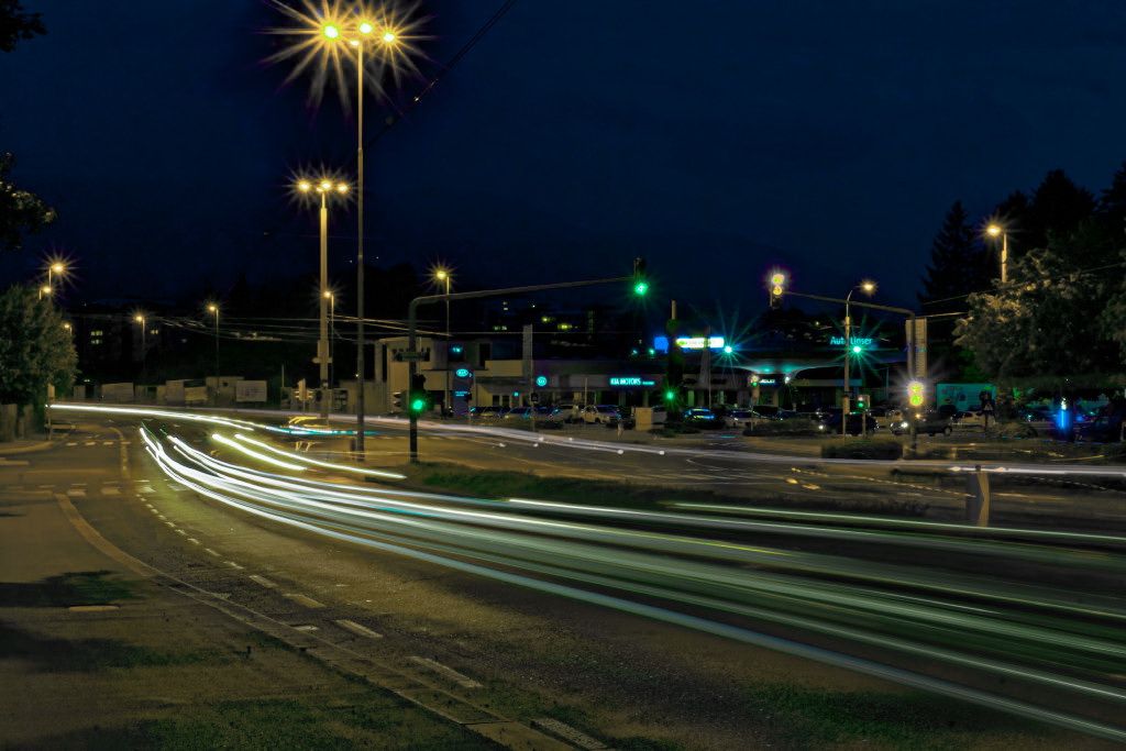 Autoscheinwerfer bei Nacht