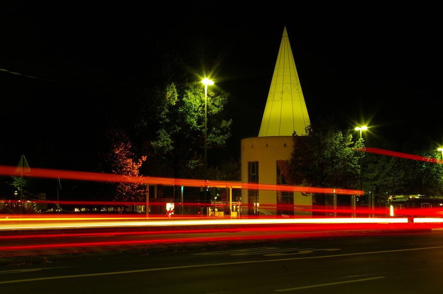 Autospuren vor dem Göttinger Bahnhof