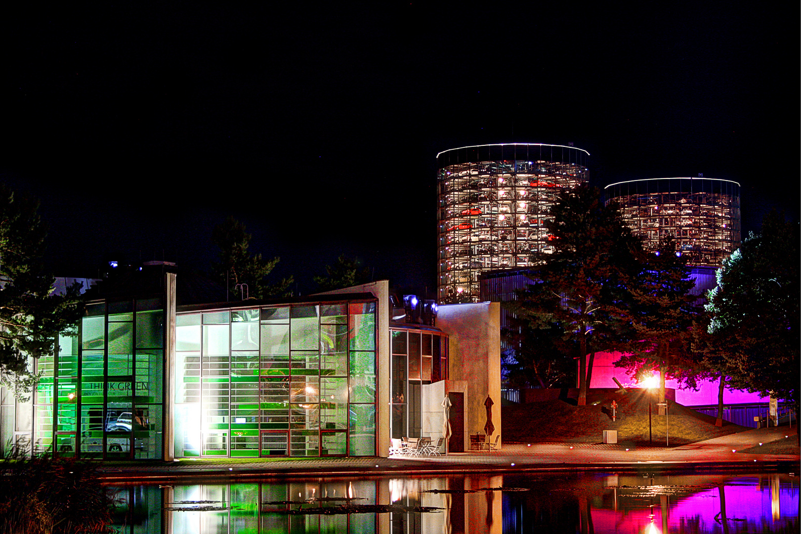 Autostadt Wolfsburg bei Nacht