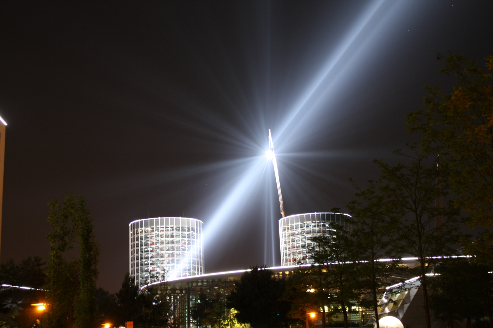 "Autostadt Wolfsburg" bei Nacht