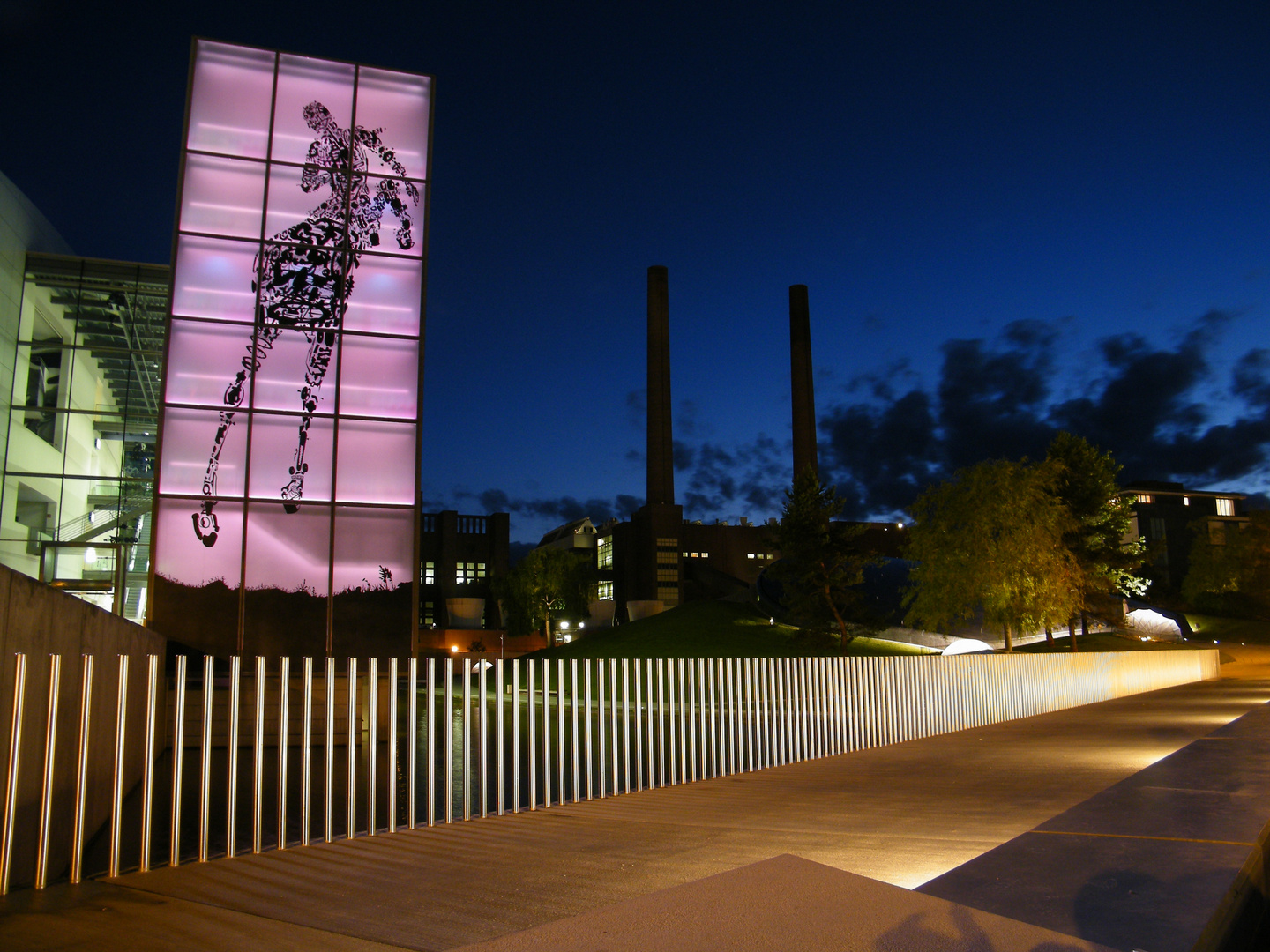 Autostadt Wolfsburg bei Nacht