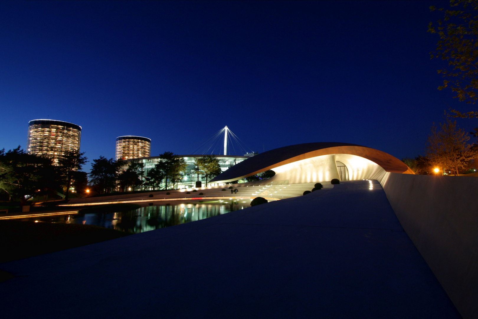 Autostadt Wolfsburg Porschepavilion bei Nacht